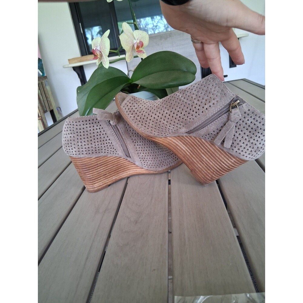 Lucky Brand Suede Wedge Shoes Size 7.5/8 SB5